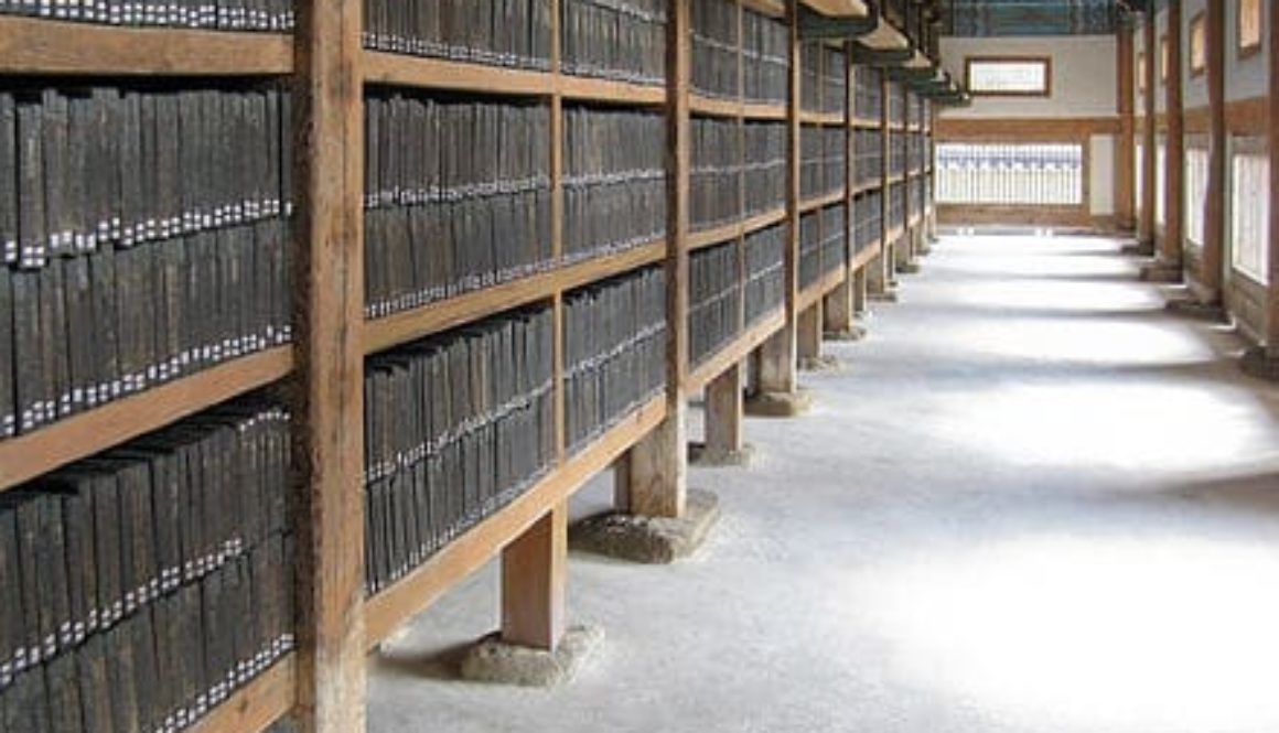 a cover image for GoEastMandarin's post on How to say 'Chinese language' in Mandarin Chinese with a chinese traditional corridor in the middle