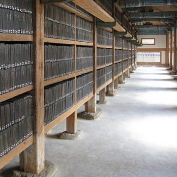 a cover image for GoEastMandarin's post on How to say 'Chinese language' in Mandarin Chinese with a chinese traditional corridor in the middle