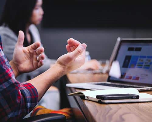 Nos enseignants jouent un rôle et vous guident dans les conversations, le vocabulaire et les structures de phrases.